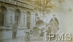 1918-1939, Wilno, Polska
Automobiliści na ulicy Mickiewicza, przy restauracji S. Georges (Mickiewicza 20). Fot. NN, Instytut Polski i Muzeum im. gen. Sikorskiego w Londynie [Album K25, prawdopodobnie należący do rodziny Bilskich]