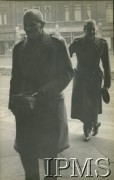 3.05.1945, Londyn, Anglia, Wielka Brytania.
Przed mszą świętą w rocznicę uchwalenia Konstytucji 3 maja. Do kościoła pw. Niepokalanego Serca Maryi (Brompton Oratary) wchodzą minister obrony generał dywizji Marian Kukiel i jego adiutant kapitan Fudakowski. 
Fot. NN, Instytut Polski im. Gen. Sikorskiego w Londynie [album K30]