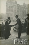 3.05.1945, Londyn, Anglia, Wielka Brytania.
Przed mszą świętą w rocznicę uchwalenia Konstytucji 3 maja w kościele pw. Niepokalanego Serca Maryi (Brompton Oratary). Prezydent Polski Władysław Raczkiewicz witany przez attaché wojskowego generała brygady Bronisława Regulskiego. Przy samochodzie stoi adiutant prezydenta Skarbek.
Fot. NN, Instytut Polski im. Gen. Sikorskiego w Londynie [album K30]