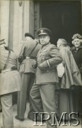 3.05.1945, Londyn, Anglia, Wielka Brytania.
Po mszy świętej w rocznicę uchwalenia Konstytucji 3 maja w kościele pw. Niepokalanego Serca Maryi (Brompton Oratary). Na pierwszym planie Inspektor Polskich Sił Powietrznych generał brygady Mateusz Iżycki; po lewej stronie, tyłem do aparatu attaché wojskowy generał brygady Bronisław Regulski oraz pełniący obowiązki Naczelnego Wodza Polskich Sił Zbrojnych i Generalnego Inspektora Sił Zbrojnych generał dywizji Władysław Anders. 
Fot. NN, Instytut Polski im. Gen. Sikorskiego w Londynie [album K30]