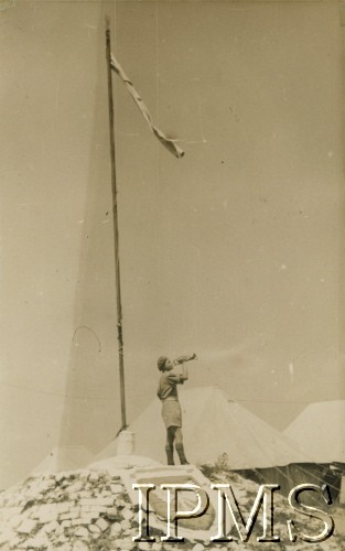 1942-1945, Palestyna.
Wychowanek Junackiej Szkoły Kadetów gra na trąbce sygnałowej. 
Fot. NN, Instytut Polski im. Gen. Sikorskiego w Londynie [album K33]