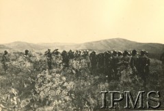 1942, okolice Dżalal-Abad (Dżalalabad), Kirgizja, ZSRR.
Odprawa przed ćwiczeniami polowymi
Fot. NN, Instytut Polski i Muzeum im. gen. Sikorskiego w Londynie [album K35]