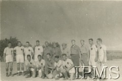 1942, okolice Dżalal-Abad (Dżalalabad), Kirgizja, ZSRR.
Żołnierze 13 pułku piechoty w składzie drużyny piłkarskiej.
Fot. NN, Instytut Polski i Muzeum im. gen. Sikorskiego w Londynie [album K35]