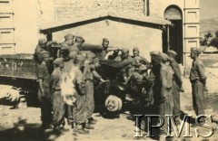 1942, okolice Dżalal-Abad (Dżalalabad), Kirgizja, ZSRR.
Oryginalny podpis: „Oficerowie 13 pp kupili starą ciężarówkę i uczą się prowadzenia samochodu. Dowódca kursu por. Muszytowski”.
Fot. NN, Instytut Polski i Muzeum im. gen. Sikorskiego w Londynie [album K35]