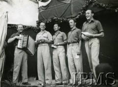 1942, okolice Dżalal-Abad (Dżalalabad), Kirgizja, ZSRR.
Żołnierski zespół muzyczny w składzie Hrynkiewicz, Kropiwnicki, Zacharewicz, Koller 
Fot. NN, Instytut Polski i Muzeum im. gen. Sikorskiego w Londynie [album K35]