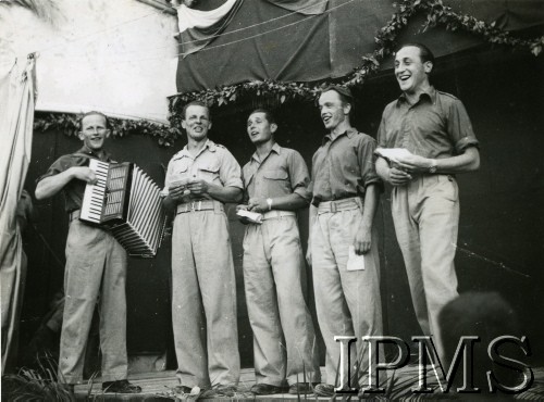 1942, okolice Dżalal-Abad (Dżalalabad), Kirgizja, ZSRR.
Żołnierski zespół muzyczny w składzie Hrynkiewicz, Kropiwnicki, Zacharewicz, Koller 
Fot. NN, Instytut Polski i Muzeum im. gen. Sikorskiego w Londynie [album K35]