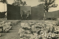 1942, okolice Dżalal-Abad (Dżalalabad), Kirgizja, ZSRR.
Żołnierze 13 pułku piechoty przy dekoracji teatralnej. 
Fot. NN, Instytut Polski i Muzeum im. gen. Sikorskiego w Londynie [album K35]