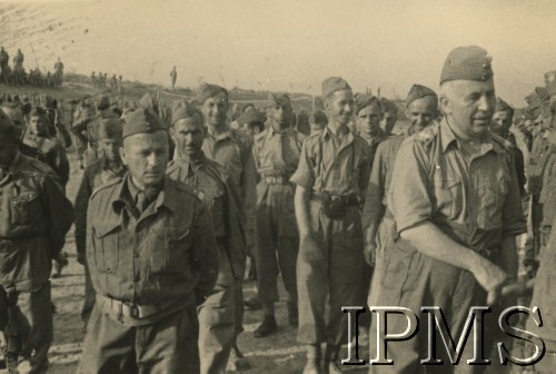 1942-1943, brak miejsca.
Biskup polowy Józef Gawlina (1. z prawej) i szef Sztabu Armii Polskiej na Wschodzie generał Bronisław Rakowski wizytują 5 Wileńską Dywizję Piechoty. 
Fot. NN, Instytut Polski i Muzeum im. gen. Sikorskiego w Londynie [album K35]