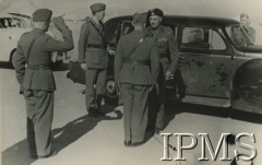 1942-1945, brak miejsca.
Dowódca 2 Korpusu Polskiego generał Władysław Anders wita się z oficerami
Fot. NN, Instytut Polski i Muzeum im. gen. Sikorskiego w Londynie [album K35]