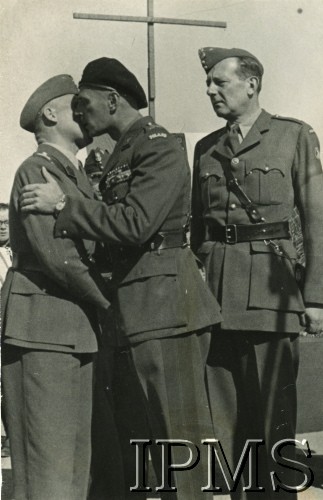 1942-1945, brak miejsca.
Dowódca 2 Korpusu Polskiego generał Władysław Anders wita się z żołnierzem. 
Fot. NN, Instytut Polski i Muzeum im. gen. Sikorskiego w Londynie [album K35]