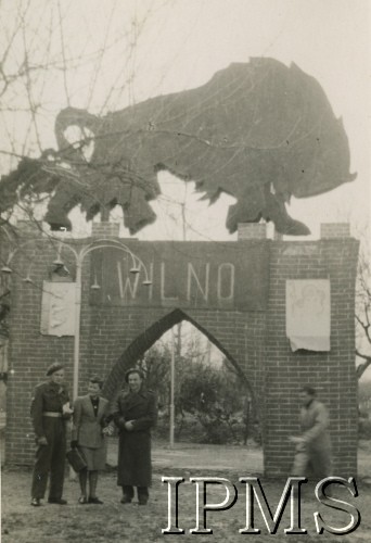 4.03.1946, Modena, Włochy.
Kaziuk zorganizowany przez żołnierzy 5 Kresowej Dywizji Piechoty. Oryginalny podpis: „Brama do Wilna – Modeny”.
Fot. NN, Instytut Polski i Muzeum im. gen. Sikorskiego w Londynie [album K35]