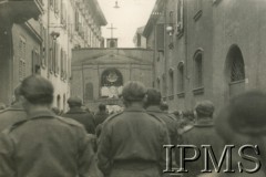 4.03.1946, Modena, Włochy.
Kaziuk zorganizowany przez żołnierzy 5 Kresowej Dywizji Piechoty. Msza przed repliką Ostrej Bramy.
Fot. NN, Instytut Polski i Muzeum im. gen. Sikorskiego w Londynie [album K35]