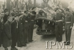 4.03.1946, Modena, Włochy.
Kaziuk zorganizowany przez żołnierzy 5 Kresowej Dywizji Piechoty. Żołnierze z bazyliszkiem.
Fot. NN, Instytut Polski i Muzeum im. gen. Sikorskiego w Londynie [album K35]