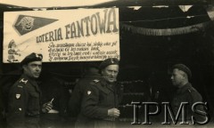 4.03.1946, Modena, Włochy.
Kaziuk zorganizowany przez żołnierzy 5 Kresowej Dywizji Piechoty. Żołnierze biorą udział w loterii fantowej.
Fot. NN, Instytut Polski i Muzeum im. gen. Sikorskiego w Londynie [album K35]