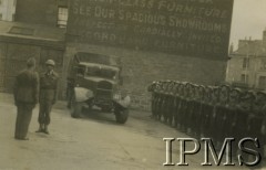 1941, Dundee, Wielka Brytania.
Komendant Szkoły Podchorążych Saperów przyjmuje raport. (Opis oryginalny: Komendant S.P.S mjr inż. Wejtko przyjmuje raport S.P.S) 
Fot. NN, Instytut Polski im. Gen. Sikorskiego w Londynie [album K37]