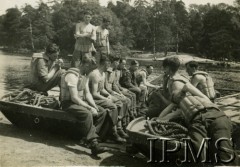 1941, Stanley, Wielka Brytania.
Kurs Szkoły Podchorążych. Ćwiczenia z budowy mostu pontonowego. 
Fot. NN, Instytut Polski im. Gen. Sikorskiego w Londynie [album K37]