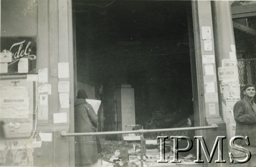 Październik 1939, Warszawa, Polska.
Zniszczony sklep Wedla przy ulicy Marszałkowskiej 63 róg Piusa XI. 
Fot. NN, Instytut Polski i Muzeum im. gen. Sikorskiego w Londynie [Album 