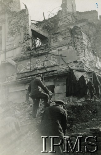 Październik 1939, Warszawa, Polska.
Ruiny biura podróży Orbis u zbiegu ulicy Marszałkowskiej i Alei Jerozolimskich.
Fot. NN, Instytut Polski i Muzeum im. gen. Sikorskiego w Londynie [Album 