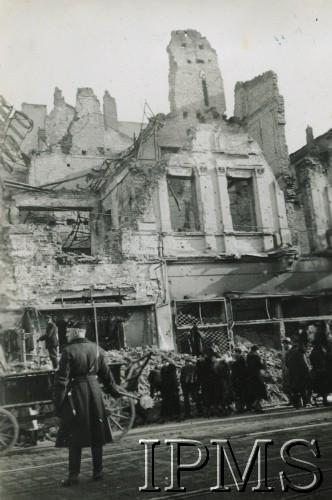 Październik 1939, Warszawa, Polska.
Ruiny biura podróży Orbis u zbiegu ulicy Marszałkowskiej i Alei Jerozolimskich.
Fot. NN, Instytut Polski i Muzeum im. gen. Sikorskiego w Londynie [Album 