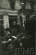 Październik 1939, Warszawa, Polska.
Groby w Alejach Jerozolimskich. W tle widać ruiny cukierni Lardelliego (Al. Jerozolimskie 35).
Fot. NN, Instytut Polski i Muzeum im. gen. Sikorskiego w Londynie [Album 