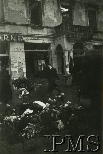 Październik 1939, Warszawa, Polska.
Groby w Alejach Jerozolimskich. W tle widać ruiny cukierni Lardelliego (Al. Jerozolimskie 35).
Fot. NN, Instytut Polski i Muzeum im. gen. Sikorskiego w Londynie [Album 