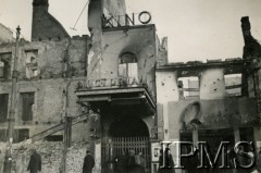 Październik 1939, Warszawa, Polska.
Ruiny kina Victoria i baru Quick przy ulicy Marszałkowskiej 104.
Fot. NN, Instytut Polski i Muzeum im. gen. Sikorskiego w Londynie [Album 