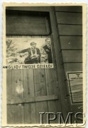 Październik 1939, Warszawa, Polska.
Propagandowy plakat rozwieszany przez Niemców przedstawiajacy polskiego żołnierza oskarżającego premiera Wielkiej Brytanii Nevilla Chamberlaina o kleskę Polski. Pod rysunkiem widać napis: 