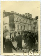 Październik 1939, Warszawa, Polska.
Przechodnie na ulicy Nowy Świat. W tle widać kino Colosseum (Nowy Świat 19).
Fot. NN, Instytut Polski i Muzeum im. gen. Sikorskiego w Londynie [Album 