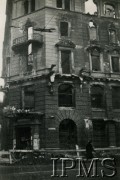 Październik 1939, Warszawa, Polska.
Zniszczona kamienica Hersego przy ulicy Marszałkowskiej 150 róg Kredytowej róg pl. Dąbrowskiego 9. Przed wojną mieścił się tu Cafe Club.
Fot. NN, Instytut Polski i Muzeum im. gen. Sikorskiego w Londynie [Album 