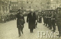 12.12.1941, Roulers, Belgia.
Generał Stanisław Maczek dokonuje przeglądu wojsk. 
Fot. NN, Instytut Polski i Muzeum im. gen. Sikorskiego w Londynie [album bez numeru]