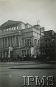 Październik 1939, Warszawa, Polska.
Teatr Wielki przy placy Teatralnym 1/3. Przed gmachem widać furmanki.
Fot. NN, Instytut Polski i Muzeum im. gen. Sikorskiego w Londynie [Album 