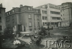 Październik 1939, Warszawa, Polska.
Groby na skwerze przy pomniku generała Franceso Nullo w alei Frascati.
Fot. NN, Instytut Polski i Muzeum im. gen. Sikorskiego w Londynie [Album 