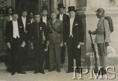 1942, Teheran, Iran.
Przedstawiciele RP w pałacu szacha, z lewej stoi poseł Karol Bader.
Fot. NN, Instytut Polski i Muzeum im. gen. Sikorskiego w Londynie [album Ludwika Naimskiego].