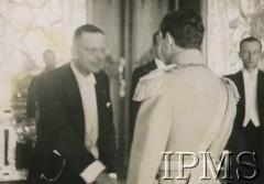 1942, Teheran, Iran.
Poseł RP Karol Bader żegna się z szachem Iranu.
Fot. NN, Instytut Polski i Muzeum im. gen. Sikorskiego w Londynie [album Ludwika Naimskiego].