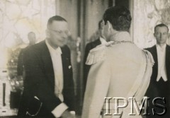 1942, Teheran, Iran.
Poseł RP Karol Bader żegna się z szachem Iranu.
Fot. NN, Instytut Polski i Muzeum im. gen. Sikorskiego w Londynie [album Ludwika Naimskiego].