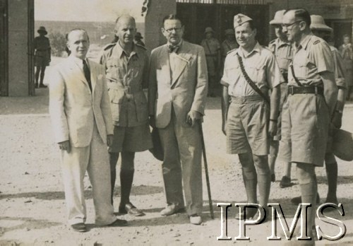 1942, Teheran, Iran.
Poseł Jan Karszo-Siedlewski (stoi z lewej) żegna garnizon, w środku stoi dr Karol Bader.
Fot. NN, Instytut Polski i Muzeum im. gen. Sikorskiego w Londynie [album Ludwika Naimskiego].