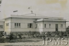 1942, Pahlevi, Iran.
Flagi: polska i Czerwonego Krzyża powiewające na dachu szpitala, w którym przebywali Polacy ewakuowani ze Związku Radzieckiego.
Fot. NN, Instytut Polski i Muzeum im. gen. Sikorskiego w Londynie [album Ludwika Naimskiego].