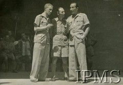 1942, Teheran, Iran.
Występ w obozie dla polskich uchodźców, aktorzy na scenie, w tle orkiestra.
Fot. NN, Instytut Polski i Muzeum im. gen. Sikorskiego w Londynie [album Ludwika Naimskiego].