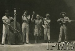 1942, Teheran, Iran.
Występ w obozie dla polskich uchodźców, aktorzy na scenie, w tle orkiestra.
Fot. NN, Instytut Polski i Muzeum im. gen. Sikorskiego w Londynie [album Ludwika Naimskiego].