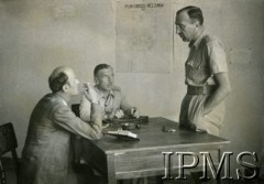 1942, Teheran, Iran.
Pracownicy administracji obozu dla polskich uchodźców.
Fot. NN, Instytut Polski i Muzeum im. gen. Sikorskiego w Londynie [album Ludwika Naimskiego].