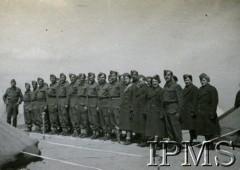 1942, Teheran, Iran.
Zespół Wojskowej Czołówki Teatralnej w obozie dla polskich uchodźców.
Fot. NN, Instytut Polski i Muzeum im. gen. Sikorskiego w Londynie [album Ludwika Naimskiego].