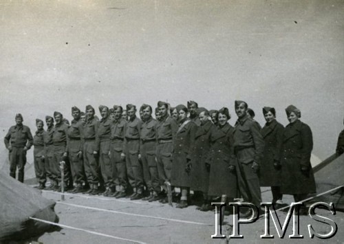 1942, Teheran, Iran.
Zespół Wojskowej Czołówki Teatralnej w obozie dla polskich uchodźców.
Fot. NN, Instytut Polski i Muzeum im. gen. Sikorskiego w Londynie [album Ludwika Naimskiego].