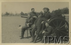 1931-1936, prawdopodobnie Rawicz, Polska.
Kadeci Korpusu numer 3 przy armacie. Na zdjęciu: Kasprzycki, Feliks Cieślewicz, Wojciechowski, Sobolewski, Lesisz. 
Fot. NN, Instytut Polski i Muzeum im. gen. Sikorskiego w Londynie