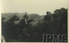 1928-1933, prawdopodobnie okolice Lwowa, Polska.
Kadeci Koprupsu numer 1 na koniach: Andrzej Uziembło, Misztal, Witkowicz, Ottokar Stanisław Brzoza-Brzezina, Leon Hyży. 
Fot. NN, Instytut Polski i Muzeum im. gen. Sikorskiego w Londynie