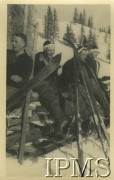 1928-1933, Polska.
Kadeci Korpusu numer 1 siedzący z nartami przypiętymi do nóg: Roman Borkowski, Władysław Morawski, Andrzej Uziembło, Tworzyański. 
Fot. NN, Instytut Polski i Muzeum im. gen. Sikorskiego w Londynie