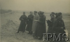 1928-1933, prawdopodobnie okolice Lwowa, Polska.
Kadeci Korpusu numer 1 w terenie: Tadeusz Bobrowski, Stanisław Pokorny, kapitan NN, Zbigniew Bestyński, Bonifacy Adamski, Ottokar Stanisław Brzoza-Brzezina. 
Fot. NN, Instytut Polski i Muzeum im. gen. Sikorskiego w Londynie