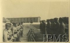 1920-1939, Polska.
Uczniowie Korpusu Kadetów lub Szkoły Podchorążych na zbiórce. 
Fot. NN, Instytut Polski i Muzeum im. gen. Sikorskiego w Londynie