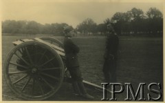 1921-1939, Polska.
Uczeń Korpusu Kadetów i żołnierz Wojska Polskiego przy armacie. 
Fot. NN, Instytut Polski i Muzeum im. gen. Sikorskiego w Londynie