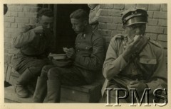 1921-1939, Polska.
Żołnierze i oficer Wojska Polskiego podczas posiłku.
Fot. NN, Instytut Polski i Muzeum im. gen. Sikorskiego w Londynie
