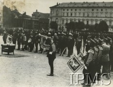 Lata 30., Warszawa, Polska.
Fanfarzysta i orkiestra 1 Pułku Szwoleżerów Józefa Piłsudskiego na placu Saskim.
Fot. NN, Instytut Polski i Muzeum im. gen. Sikorskiego w Londynie